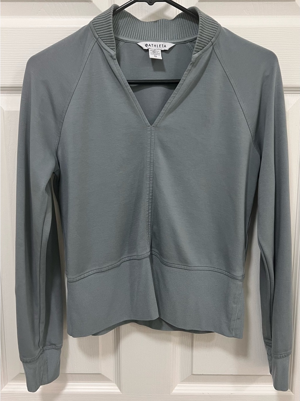 Athleta Lightweight Eastbound Pullover Sweatshirt Sage Gray XS Travel Athleisure - Picture 10 of 10